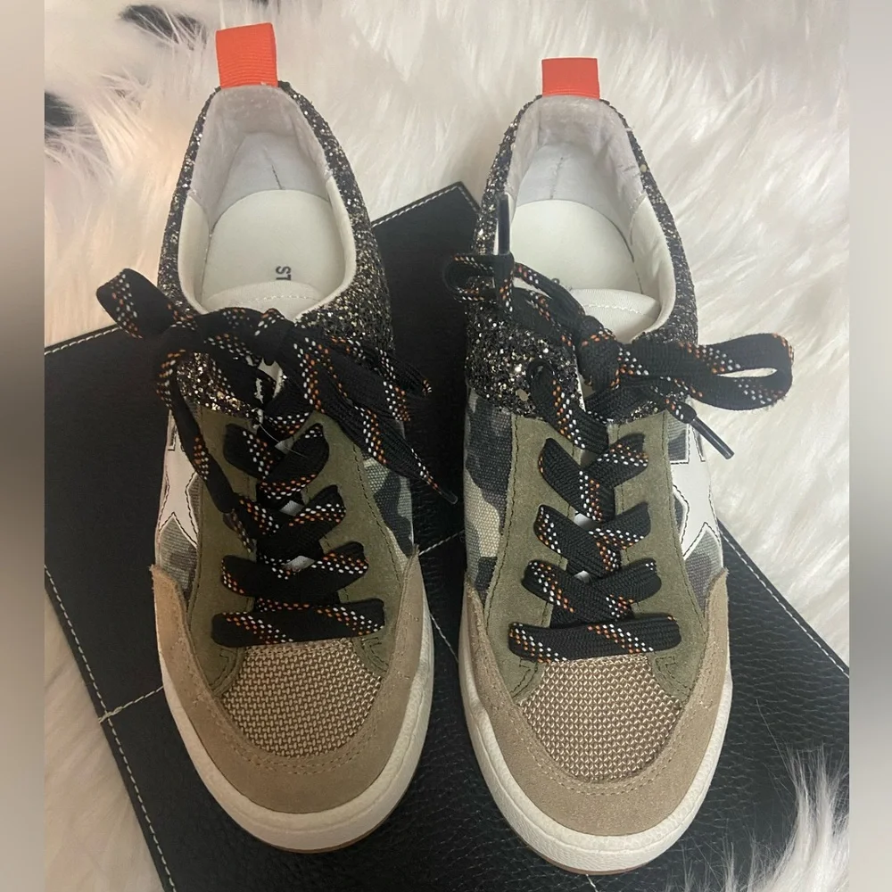 Stylish Women's Sneakers with Glitter and Camo Accents - Picture 3 of 6